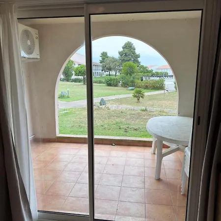 Beau T2 Rdc Prive Avec Piscine Et Acces *