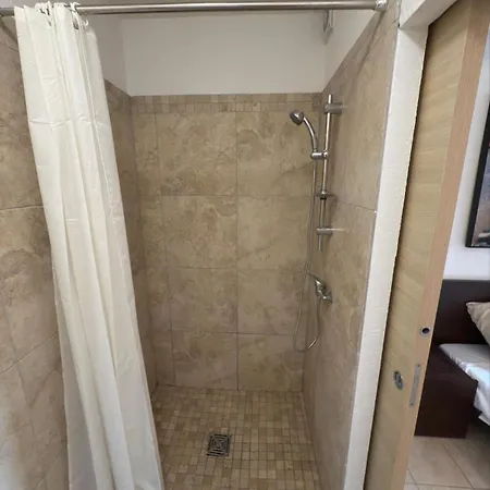 Beau T2 Rdc Prive Avec Piscine Et Acces *